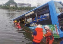 高考大巴沖進(jìn)水庫(kù)原因 安順公交車(chē)墜湖事件視頻最新